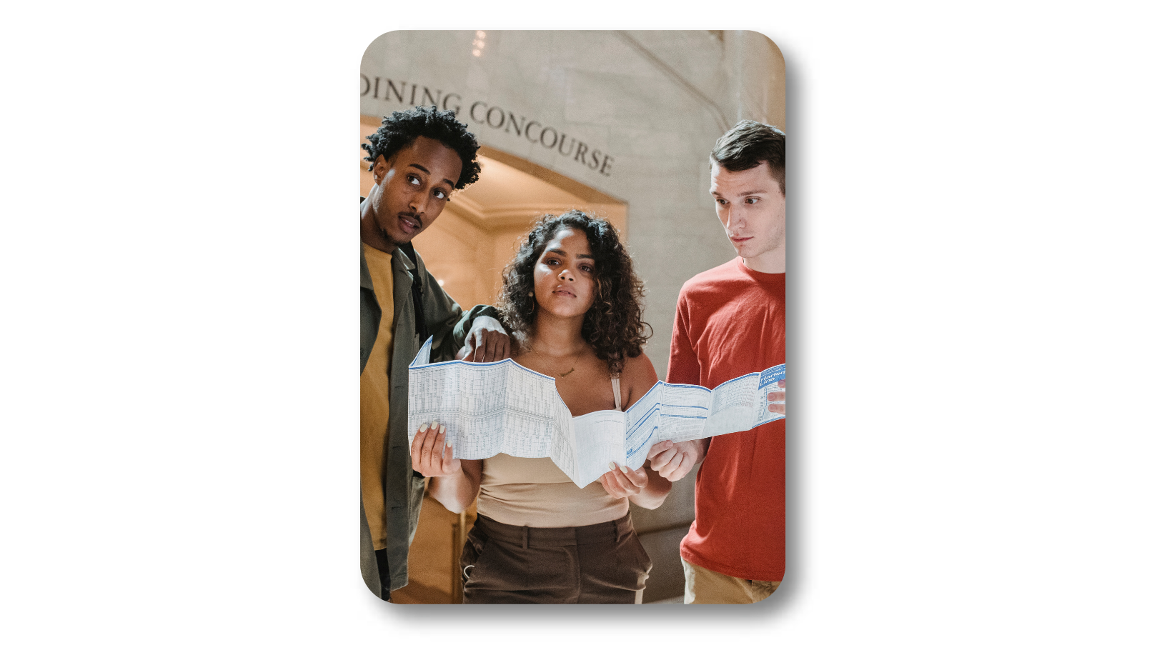 Trois jeunes en exploration